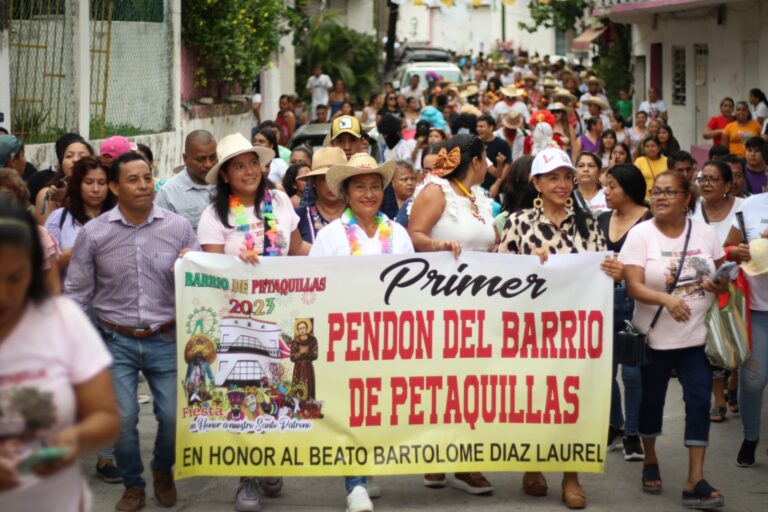 Participa Abelina López Rodríguez en pendón de Petaquillas