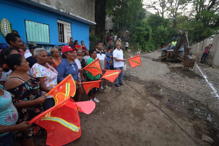 Da Abelina López Rodríguez banderazo de arranque de rehabilitación de drenaje en colonia del PRI