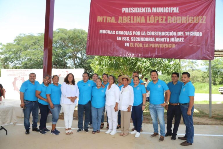 Inaugura Abelina López Rodríguez la construcción del techado de una escuela en La Providencia