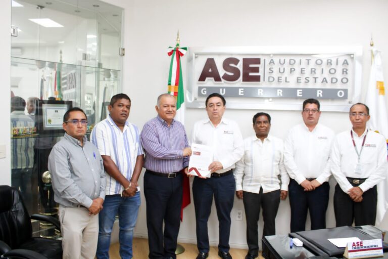 Recibe titular de Sefina, Raymundo Segura constancia de la presentación del Informe Financiero Semestral 2023