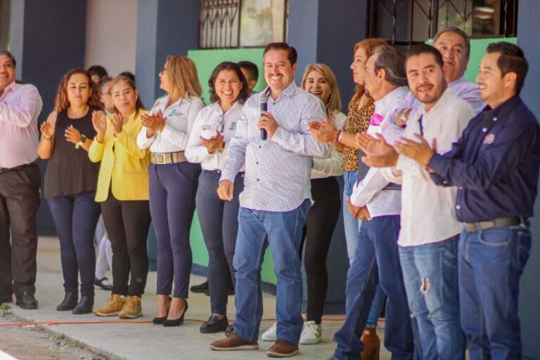“A veces nos mojábamos más adentro que afuera”, agradecen a Mario Figueroa obras en el Colegio de Bachilleres plantel #4 Taxco.