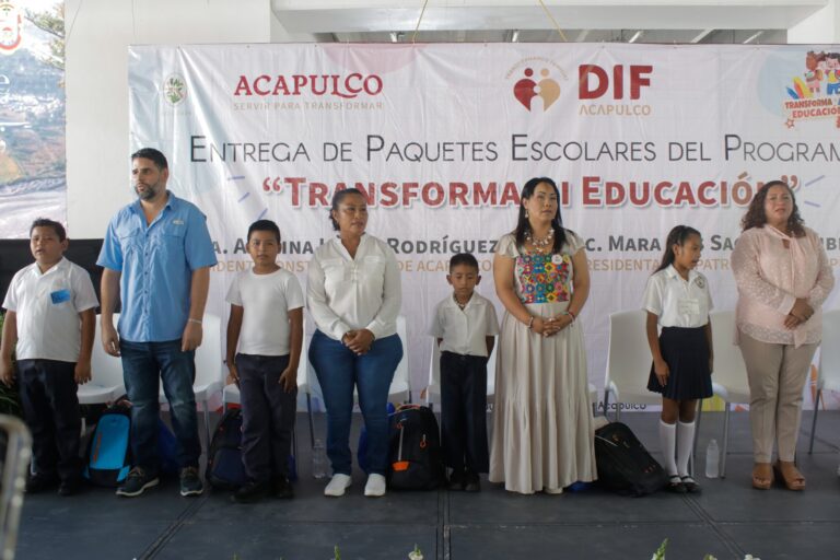 Entrega Abelina López Rodríguez paquetes del programa «Transformando Mi Educación»