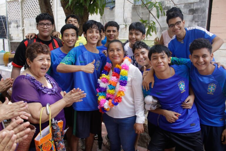 Entrega Abelina López Rodríguez obras de pavimentación, construcción de cancha y techado