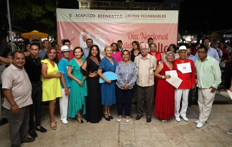 Celebra Abelina López Rodríguez a adultos mayores en su día