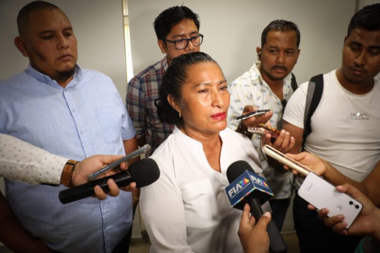 Entrega Abelina López Rodríguez equipamiento a personal del CAPTA