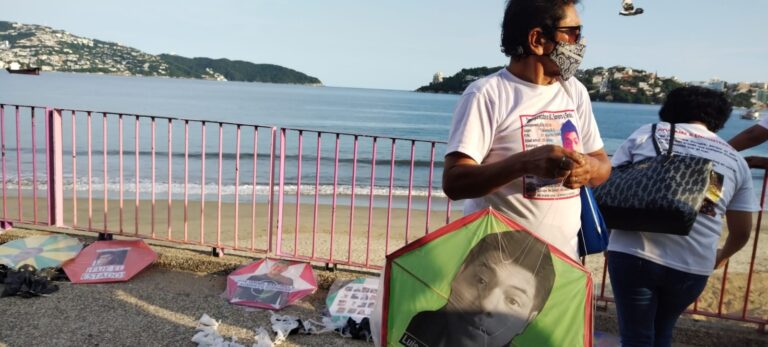 Mujeres hacen volar culebrinas en honor a sus desaparecido