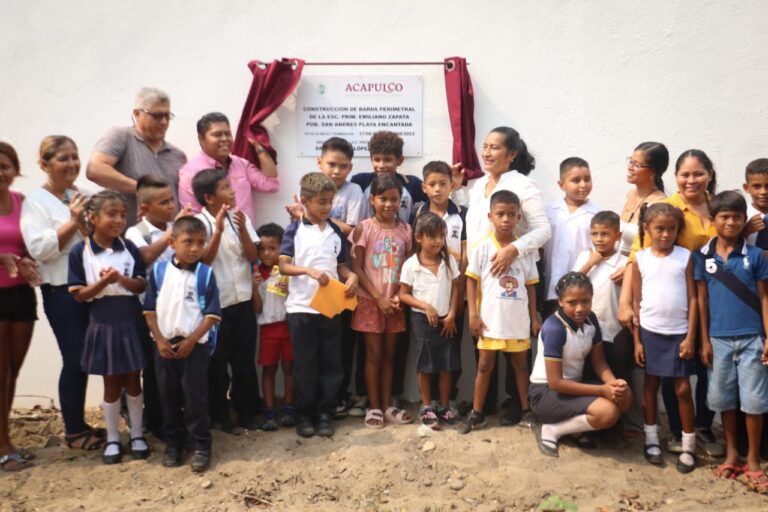 Inaugura Abelina López Rodríguez barda perimetral de la Escuela Primaria Emiliano Zapata