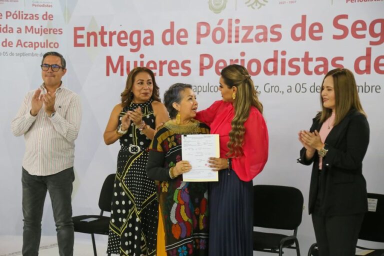 Entrega Evelyn Salgado pólizas de seguro de vida a mujeres periodistas de Acapulco