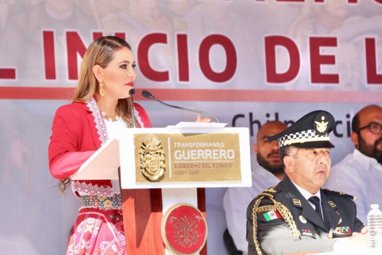 Preside Evelyn Salgado desfile por el 213 Aniversario del inicio de la Independencia de México en Guerrero