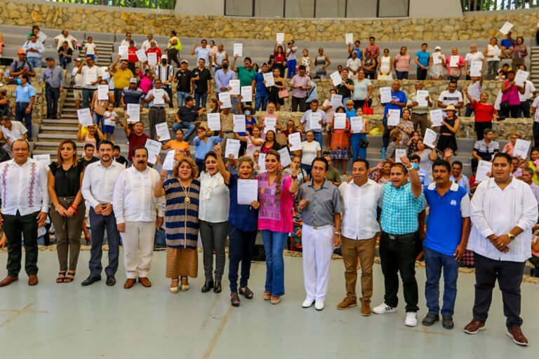 Procura Evelyn Salgado certeza patrimonial con la entrega de 430 escrituras a familias de Acapulco