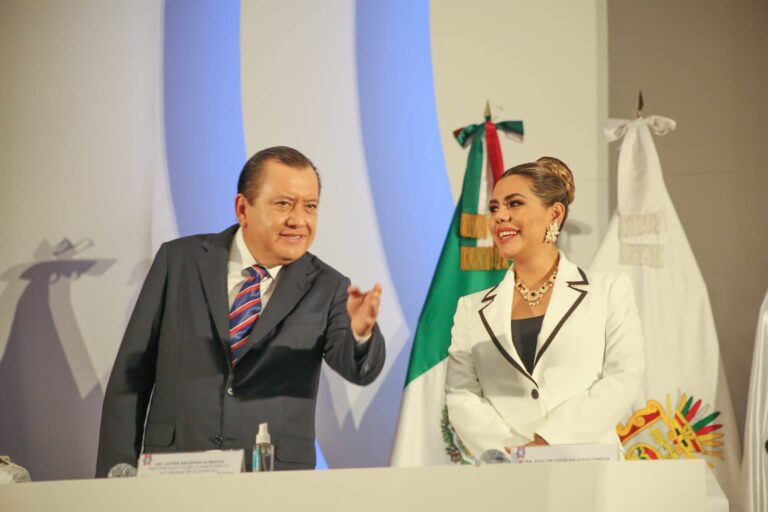 Asiste Evelyn Salgado a la toma de posesión de Javier Saldaña Almazán como rector de la UAGro