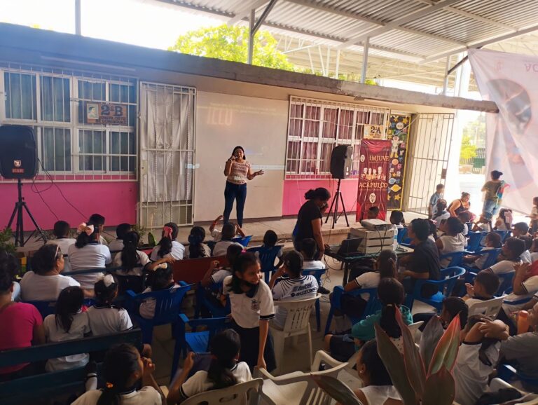 Lleva gobierno de Abelina López Rodríguez “Cine Móvil” a Tuncingo