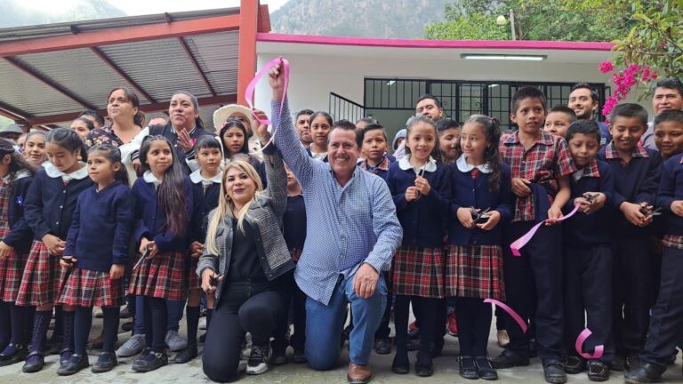 Inaugura Mario Figueroa, alcalde de Taxco, obras en escuela Primaria de La Cascada, en Cacalotenango