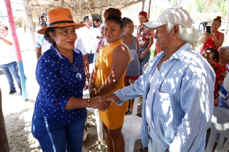 Entrega Abelina López Rodríguez apoyos a restauranteros de la Laguna de Barra Vieja