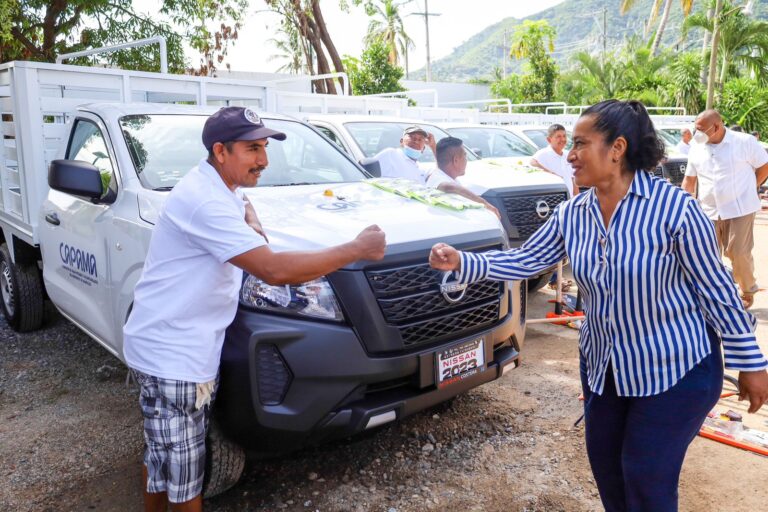 Entrega Abelina López Rodríguez parque vehicular a la CAPAMA
