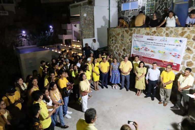 Realiza Gobierno de Abelina López Rodríguez Iluminación de La Quebrada para la sensibilización del cáncer Infantil