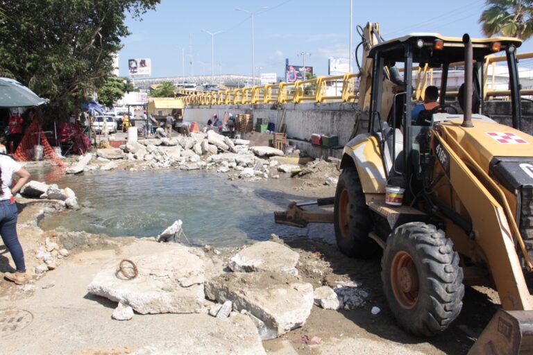 Repara Gobierno de Abelina López Rodríguez fuga de agua potable provocada por empresa