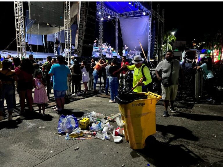 Atiende Gobierno de Abelina López Rodríguez limpieza tras fiesta mexicana
