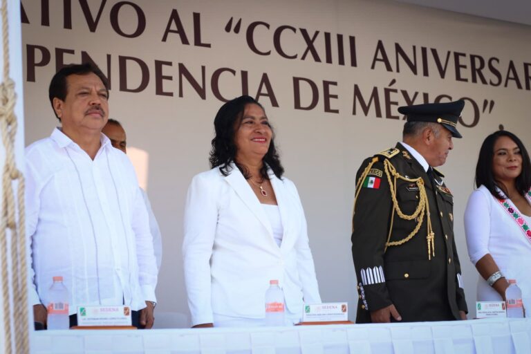 Encabeza Abelina López Rodríguez desfile Cívico-Militar conmemorativo al inicio de la Lucha por la Independencia de México