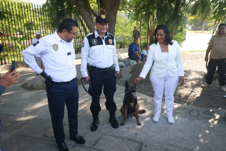 Presenta Abelina López Rodríguez a «Alpha» binomio canino de la SSP