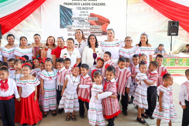Encabeza Abelina López Rodríguez honores a la bandera