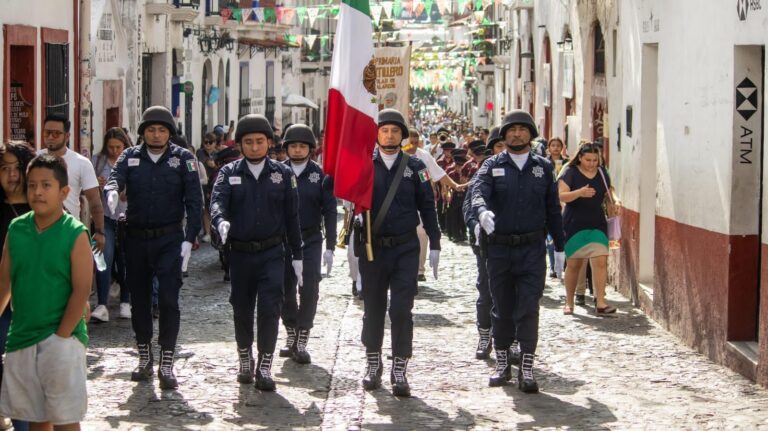DISFRUTAN TAXQUEÑOS EL DESFILE CÍVICO CONMEMORATIVO AL CCXIII ANIVERSARIO DEL INICIO DEL MOVIMIENTO DE LA INDEPENDENCIA EN MÉXICO
