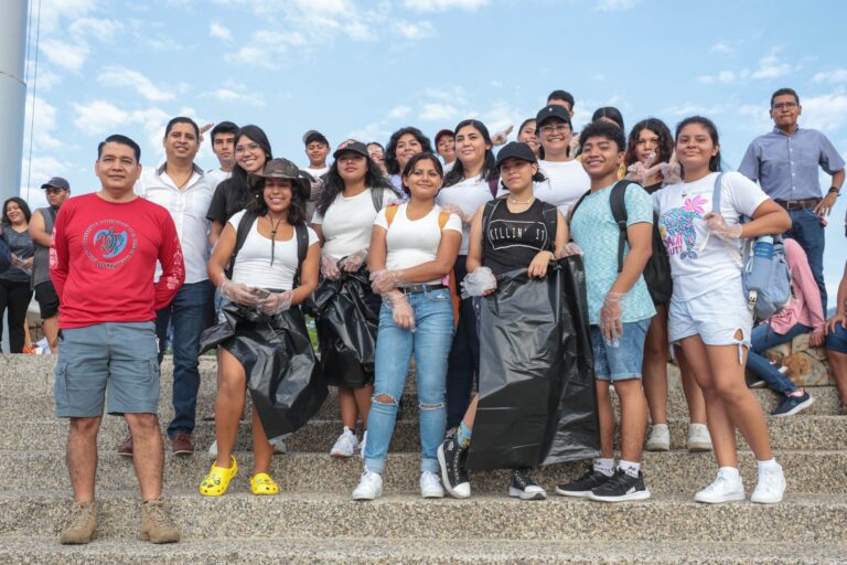 Realiza Gobierno de Abelina López Rodríguez limpieza de playas
