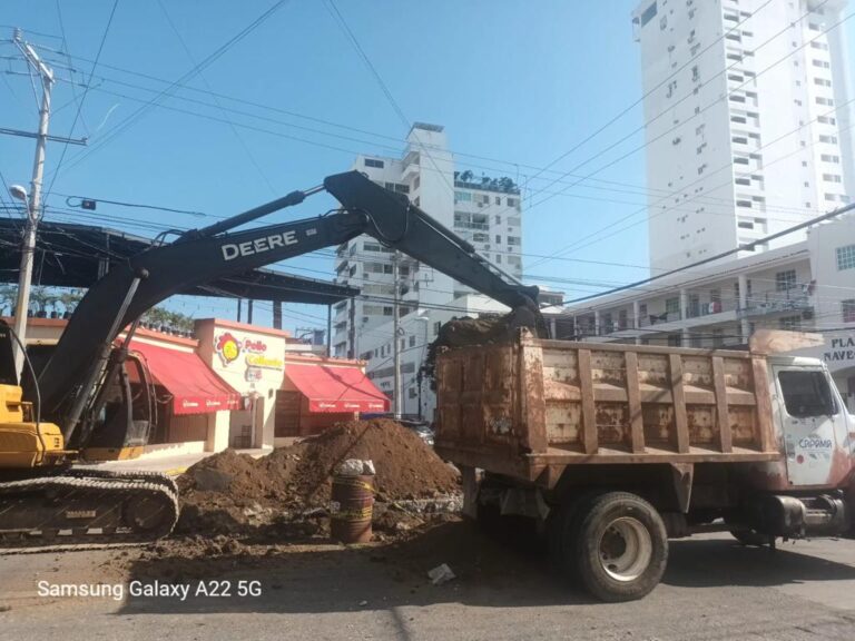 Rehabilita Gobierno de Abelina López Rodríguez colector sanitario en Fraccionamiento Hornos