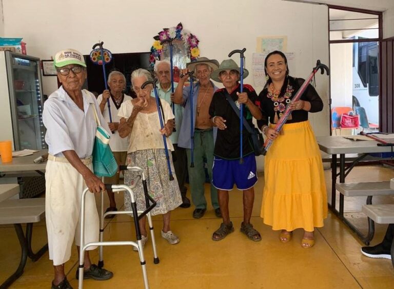 Entrega DIF Acapulco aparatos funcionales a adultos mayores