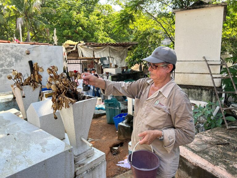 Realiza Gobierno de Abelina López Rodríguez abatización en panteón de la Garita