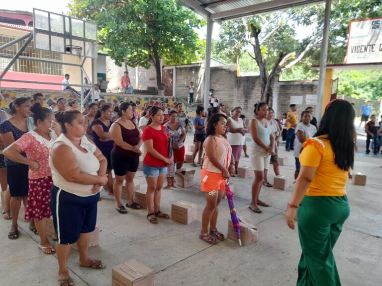 Entrega Gobierno de Abelina López Rodríguez desayunos escolares fríos en Pueblo Madero y Xolapa