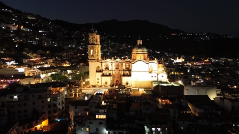 TAXCO, PUEBLO MÁGICO EMBELLECE SU GRANDEZA COMO CIUDAD LUZ