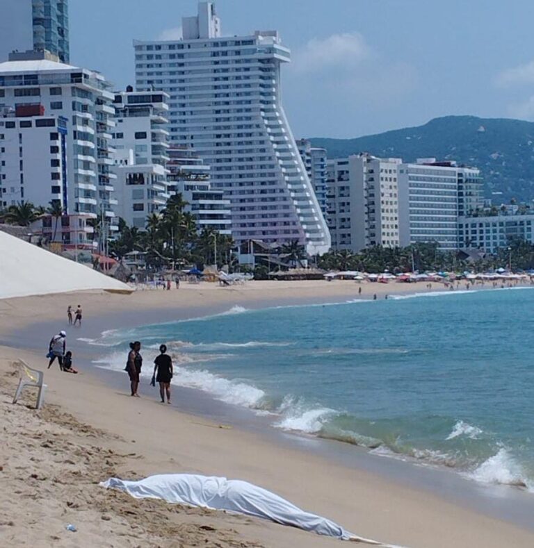 Un masculino asesinado fue arrojado por las olas de mar, en playa Papagayo