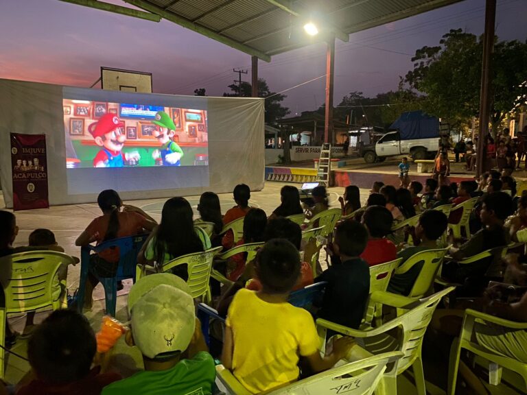 Continúa Gobierno de Abelina López Rodríguez llevando “Cine Móvil” a localidades