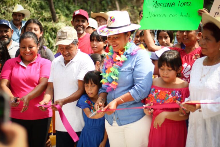 Inaugura Abelina López Rodríguez obra de pavimentación en el poblado Pueblo Madero