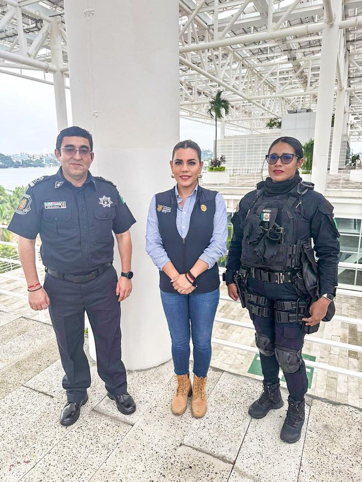 Quiero expresar mi profundo reconocimiento a todas las mujeres que, al igual que Ana Laura, desempeñan un papel esencial en diversas dependencias del Gobierno del Estado de Guerrero: Evelyn Salgado