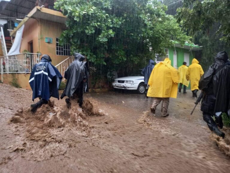 Realizan labores de auxilio inmediato a la población de Tecpan ante el impacto de la tormenta tropical “Max”