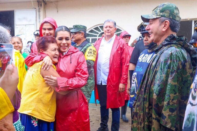 Recorren Evelyn Salgado y el secretario de Marina, Rafael Ojeda la zona afectada por lluvias generadas por “Max”