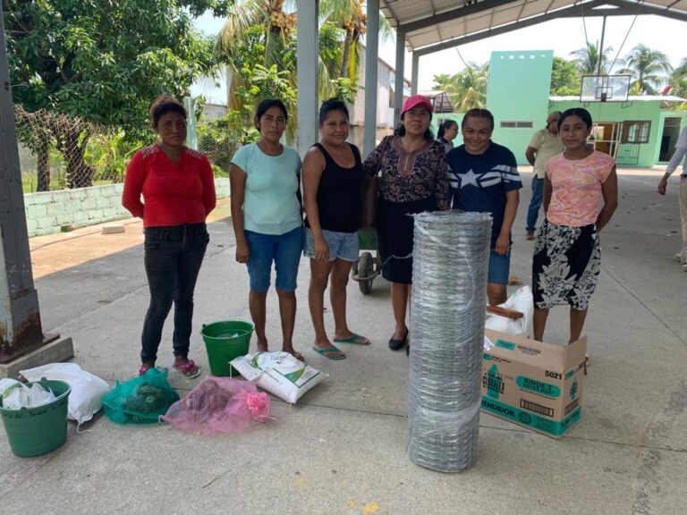 Entrega Gobierno de Abelina López Rodríguez equipamiento para la instalación de huertos escolares a instituciones de la zona rural