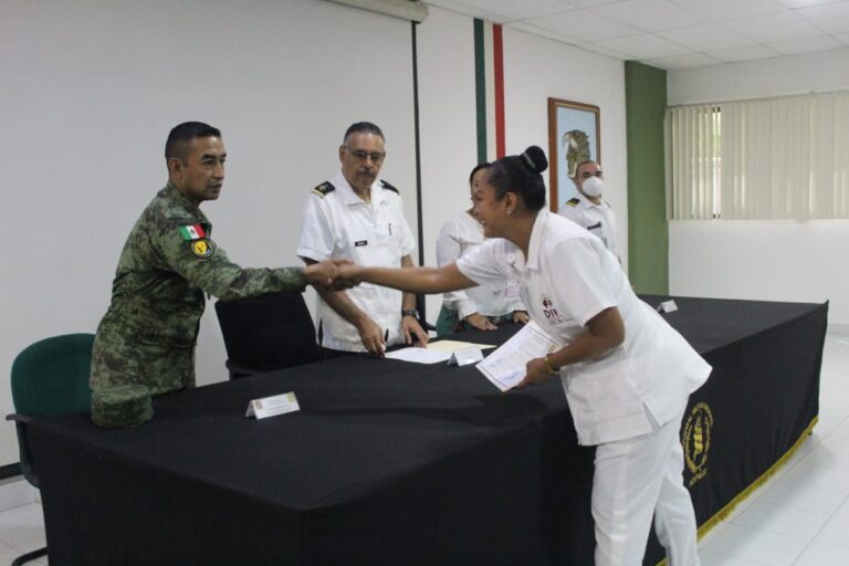 Entrega Hospital Militar Regional constancia a egresados de Primeros Auxilios del DIF Acapulco