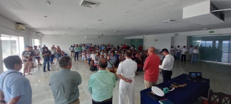 Imparte Gobierno de Abelina López Rodríguez capacitación para el avistamiento responsable de ballenas