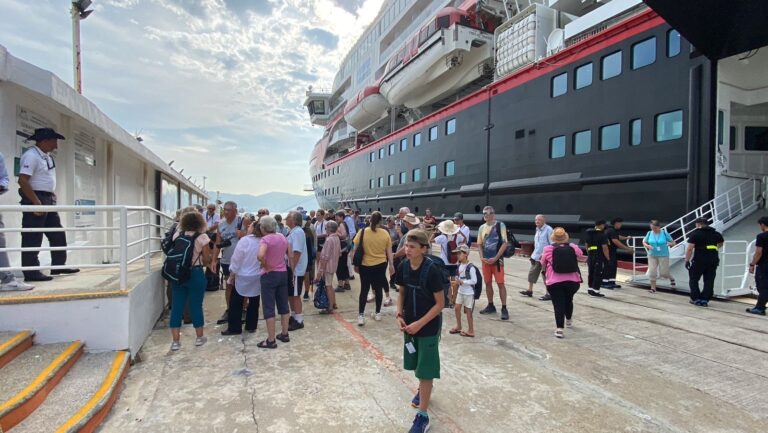 Arriba el Ms Fridtjof Nansen al puerto de Acapulco