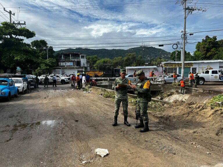 Realiza Gobierno de Abelina López Rodríguez labores de limpieza en Playa Seca
