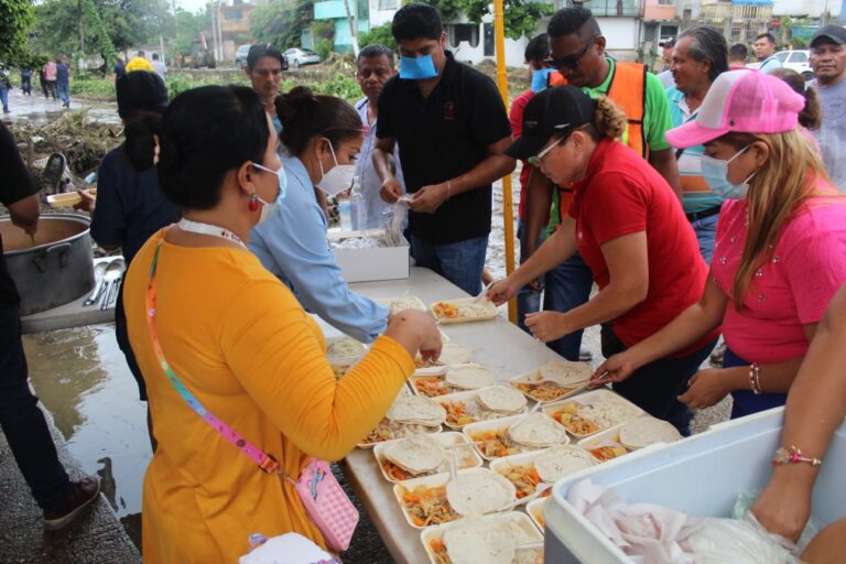 Instala Gobierno de Abelina López Rodríguez comedor comunitario emergente para damnificados por la tormenta tropical «Max»
