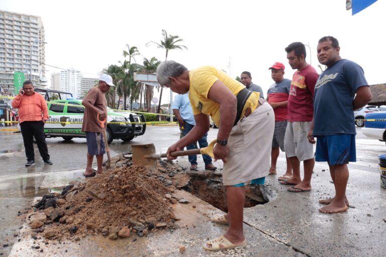 Repara Gobierno de Abelina López Rodríguez socavones en Costera y sustituye tuberías