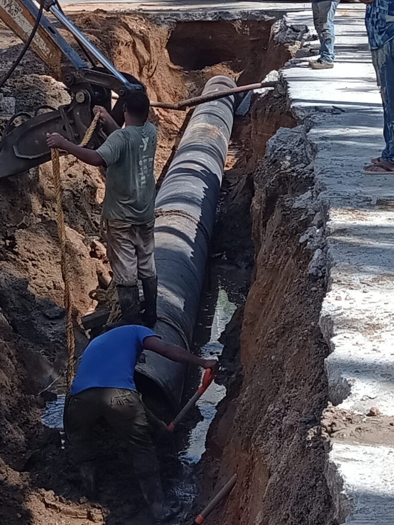 Continúa Gobierno de Abelina López Rodríguez con la rehabilitación de una tubería en la Costera Miguel Alemán