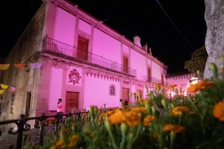 Taxco se suma al “mes rosa” contra el cáncer de mama; iluminan edificios y monumentos