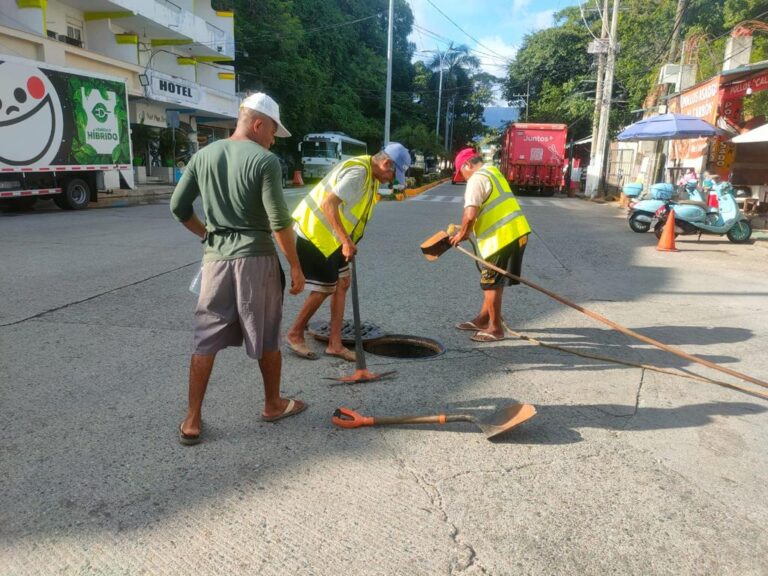 Realiza Gobierno de Abelina López Rodríguez desazolves y colocación de tapas en pozos de visita