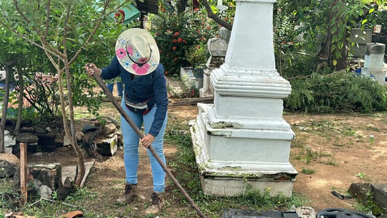 Realiza Gobierno de Abelina López Rodríguez trabajos de limpieza en panteones municipales