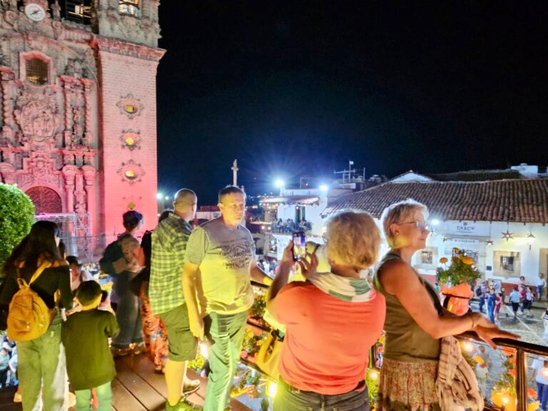 Miles visitan Taxco y se toman la “selfie” con la Catrina Monumental